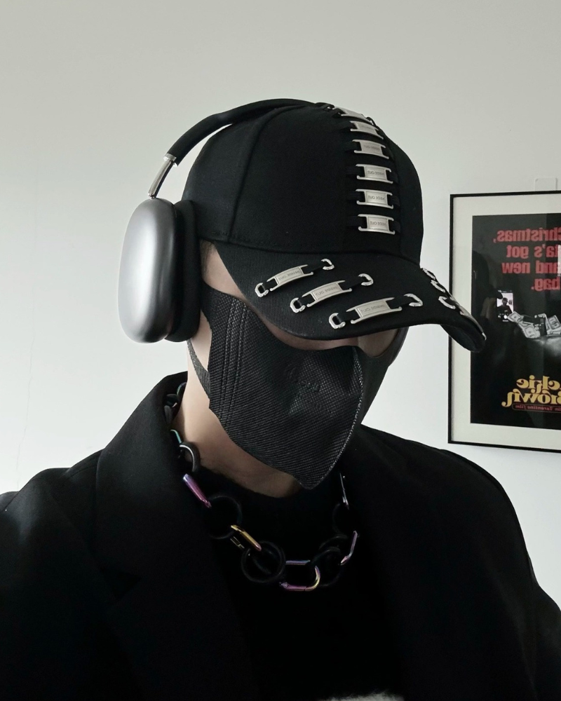 Casquette en métal Edgy