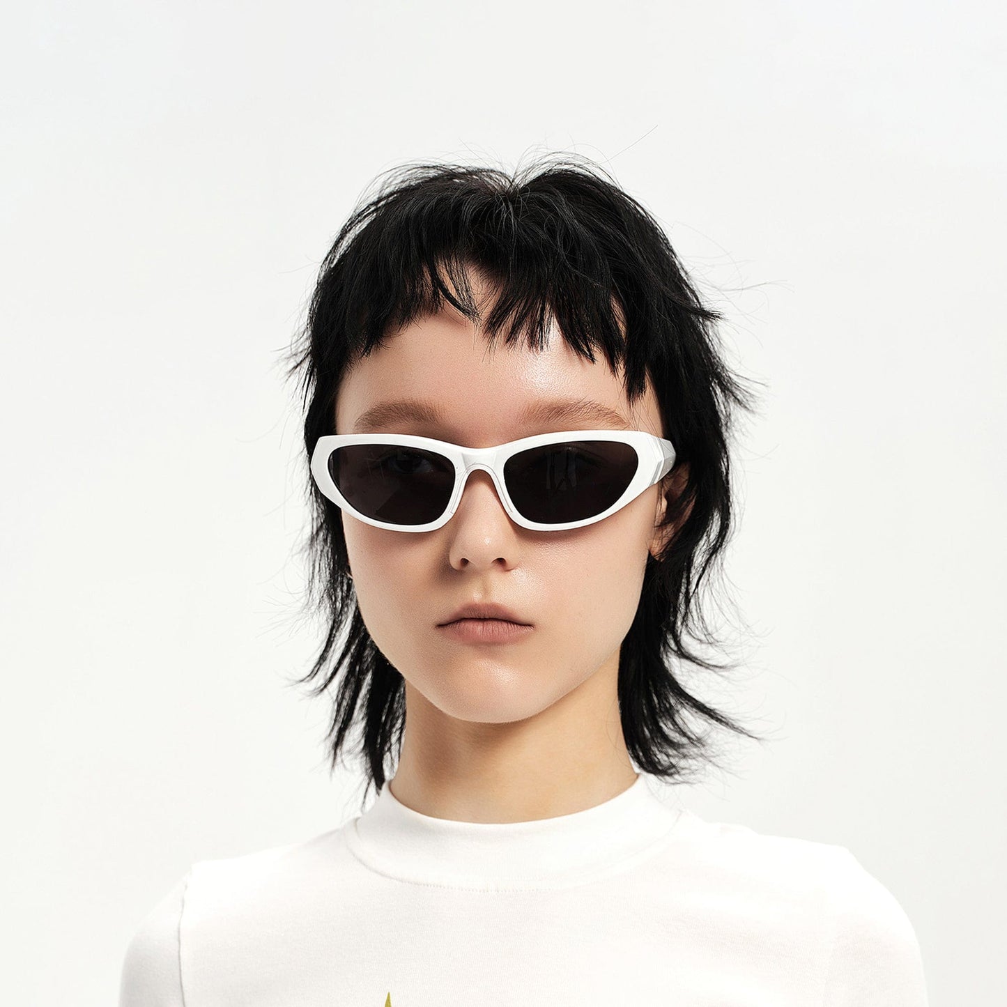 Chic Cat Eye Bold Sunglasses -  bold sunglasses - Stylish Cat Eye Bold Sunglasses for Fashion Lovers - View 3