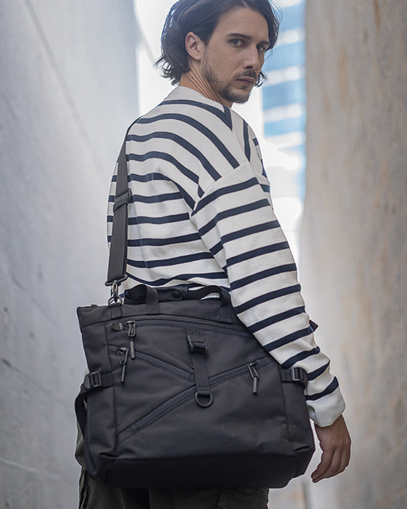 Spacious Elite Messenger Bag -  horizontal square bag - Soft Techwear Horizontal Messenger Bag with Versatile Style - View 3